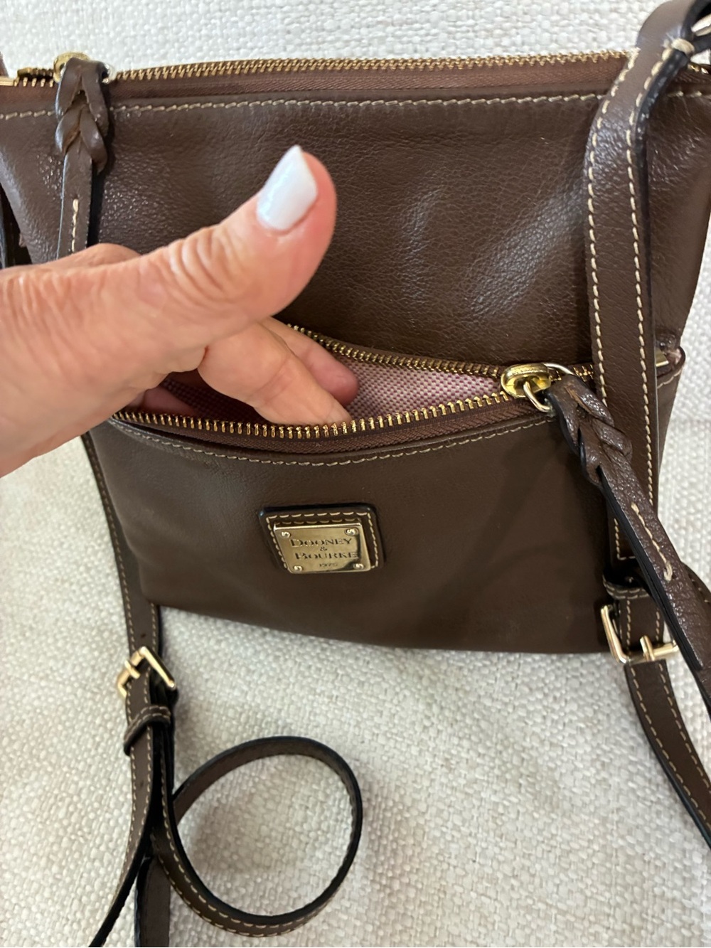 Dooney and Bourke EUC Vintage 
Pebble Grain Brown Leather
Crossbody Shoulder Bag - Picture 3 of 15